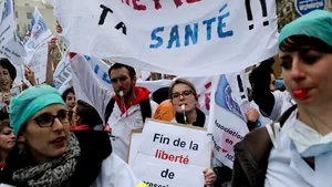 Zeci de mii de medici au demonstrat la Paris împotriva legii sănătăţii - FOTO