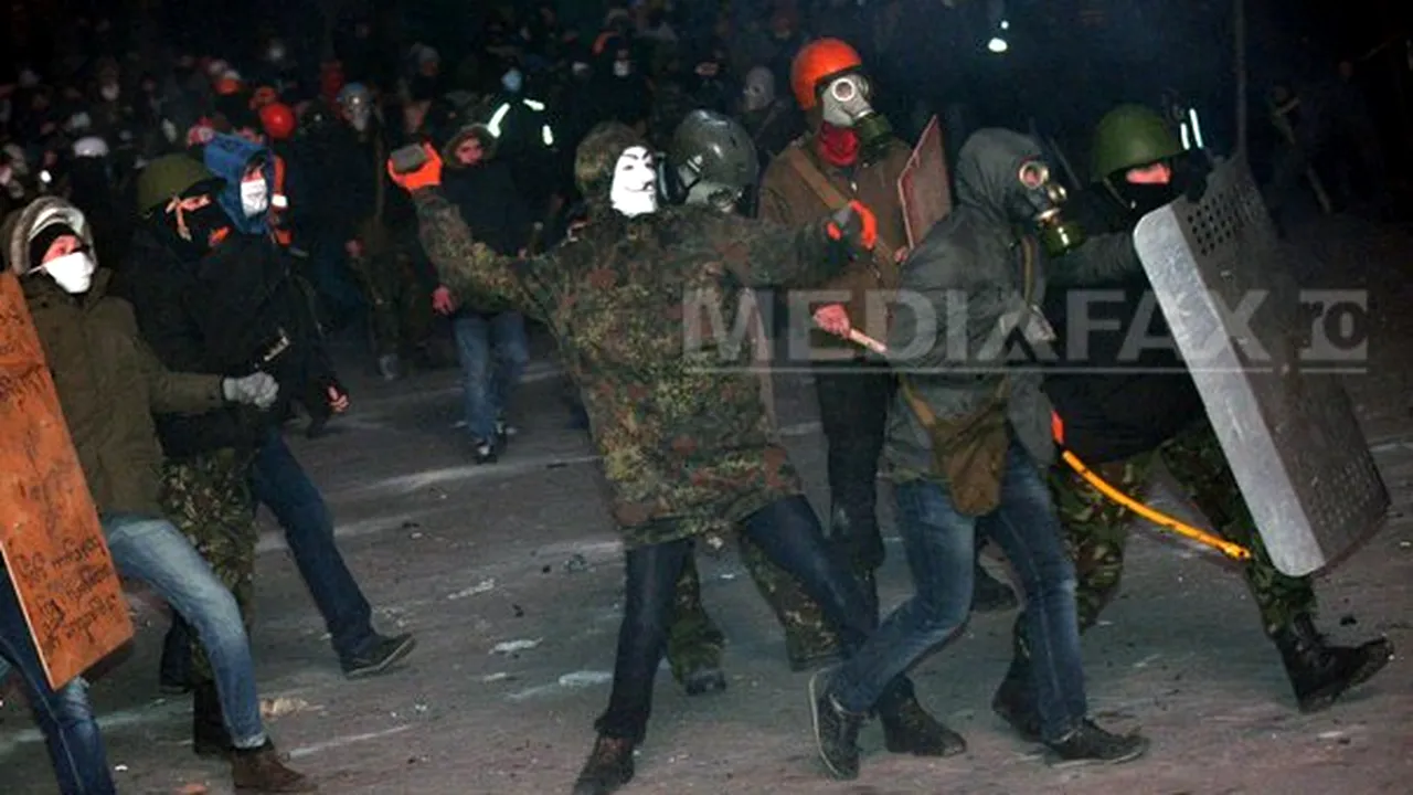 Ciocnirile continuă la Kiev, după o noapte de violenţe soldată cu sute de răniţi. Iulia Timoşenko susţine protestele