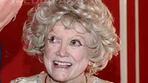 Phyllis Diller, o pionieră a show-urilor de stand up comedy, a murit la vârsta de 95 de ani