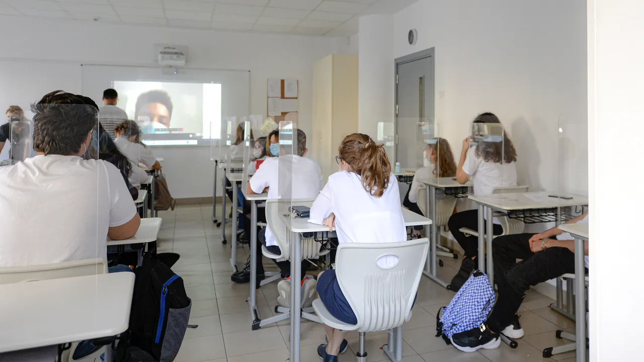Orele online devin „mărul discordiei” în relaţia dintre elevi, profesori şi autorităţi. La orizont se întrevăd posibile sancţiuni