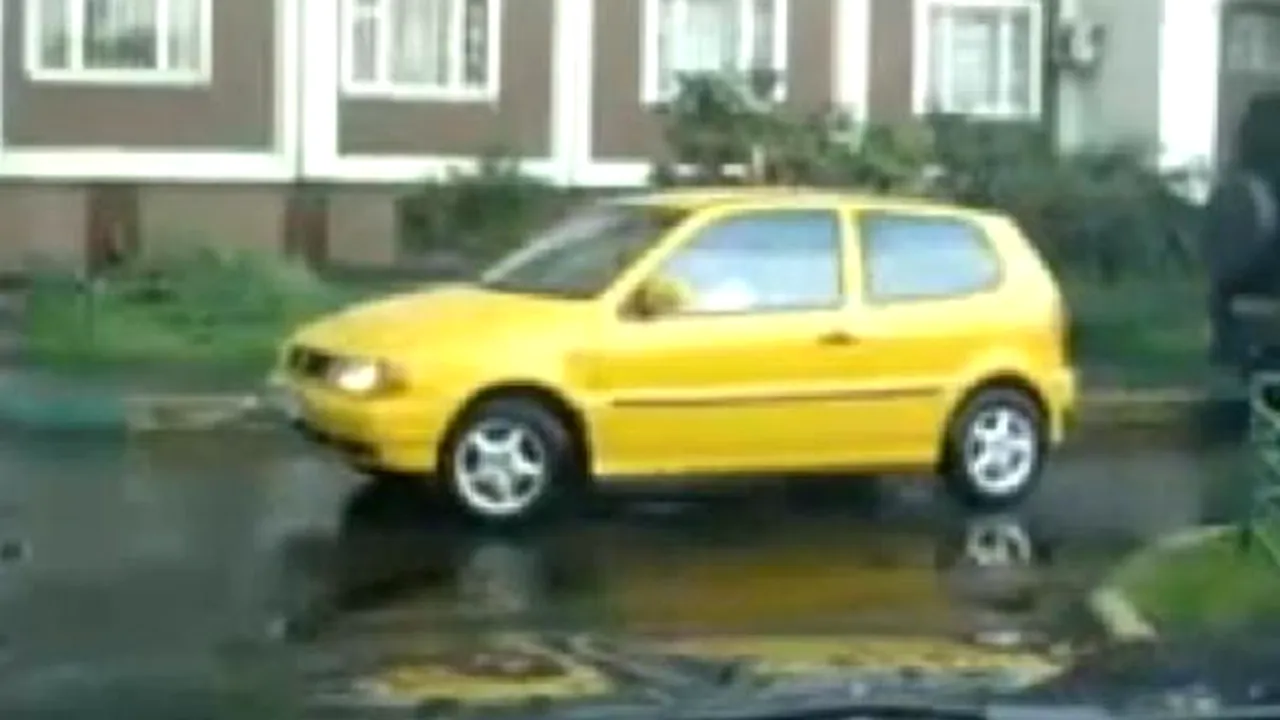 MOMENT AMUZANT: Cum încearcă o femeie să PARCHEZE maşina. Ai vrea să o întâlneşti pe şosea? - VIDEO