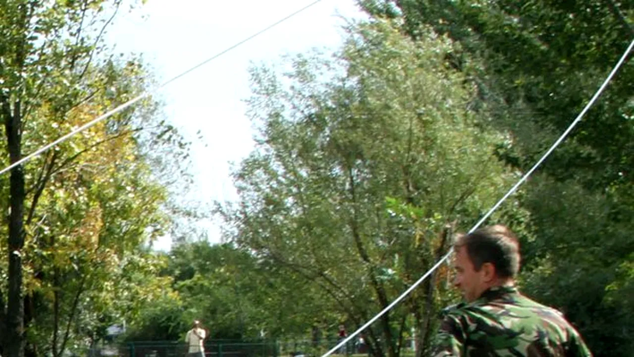 Tiroliana ruptă la Craiova. Traseul de pe care un copil de zece ani a căzut ar fi fost montat ilegal 