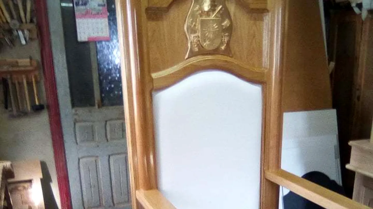 Un scaun, un pupitru şi un suport pentru icoană, făcute de un meşter din Iaşi pentru vizita Papei