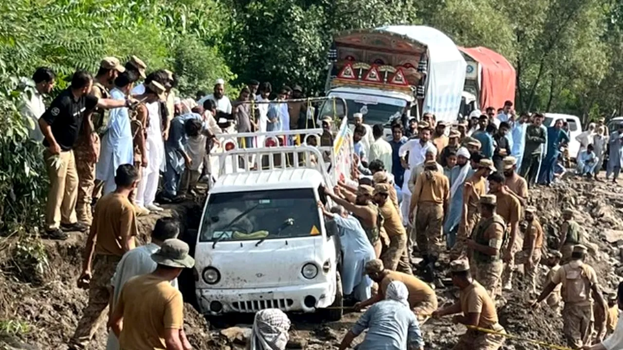 Operațiunile de salvare reluate în Pakistan, în zonele afectate de inundații. Peste 300 de morți