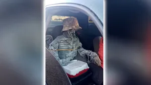 Un bărbat a luat un schelet uman în maşină, pe post de pasager. Explicaţia dată poliţiştilor după ce a fost prins 