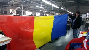Patriotism de 1 Decembrie. Fabricile de steaguri lucrează din septembrie să livreze la timp comenzile - VIDEO, FOTO