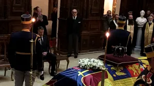 CASTELUL PELEŞ. Sicriul cu trupul REGELUI, adus în Holul de onoare. Klaus Iohannis a depus o coroană de flori/ Preşedintele, urmat de Călin Popescu Tăriceanu, iar apoi de Liviu Dragnea - FOTO 