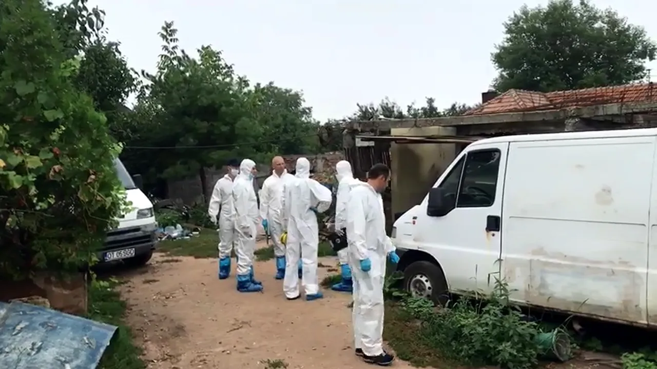 Procurorii DIICOT au reluat cercetările la casa din Caracal. Suspectul şi-a menţinut declaraţia că le-a ucis pe fete/ UPDATE: Dincă a oferit noi indicii. Procurorii verifică inclusiv gropile betonate