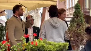 Bogaţii lumii, noapte de pomină, cu o mega-petrecere la Castelul Bran. Înainte, invitaţii au avut parte de o cină festivă. Costume de Halloween: doamnele - elegante, domnii - înfricoşători. Miliardarul Peter Thiel s-a cazat la un hotel din categoria luxury