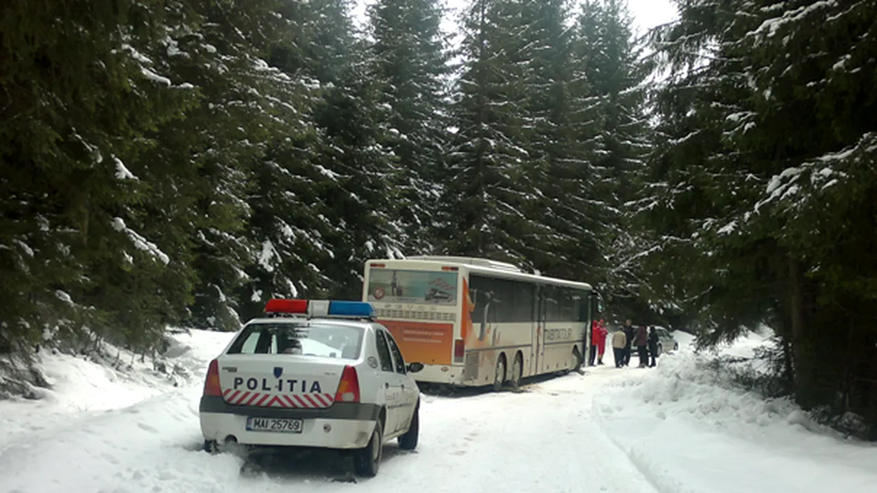 Cluj: 61 de elevi, salvaţi după trei ore dintr-un autocar rămas marţi înzăpezit în staţiunea Beliş - FOTO