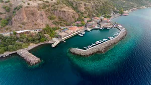 Destinaţii de vacanţă. Oraşele antice din vecinătatea Mării Egee: plaje frumoase, oraşe istorice elegante înconjurate de câmpuri de măslini 
