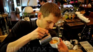 Campionul României la latte art, un clujean, creează opere de artă într-o ceaşcă de cappuccino - GALERIE FOTO