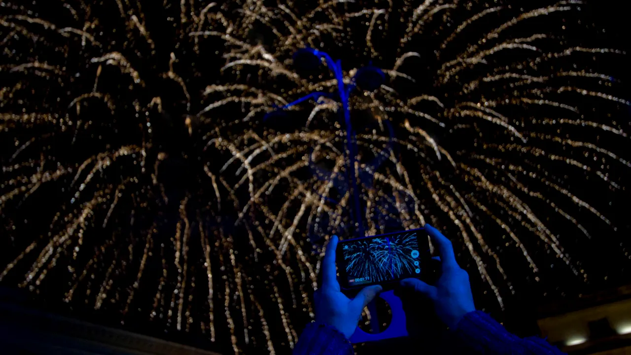 REVELION într-un oraş din România, marcat de două ori în aceeaşi noapte. De ce vor fi trase focuri de artificii la ora 00.00 şi, din nou, la 01.00