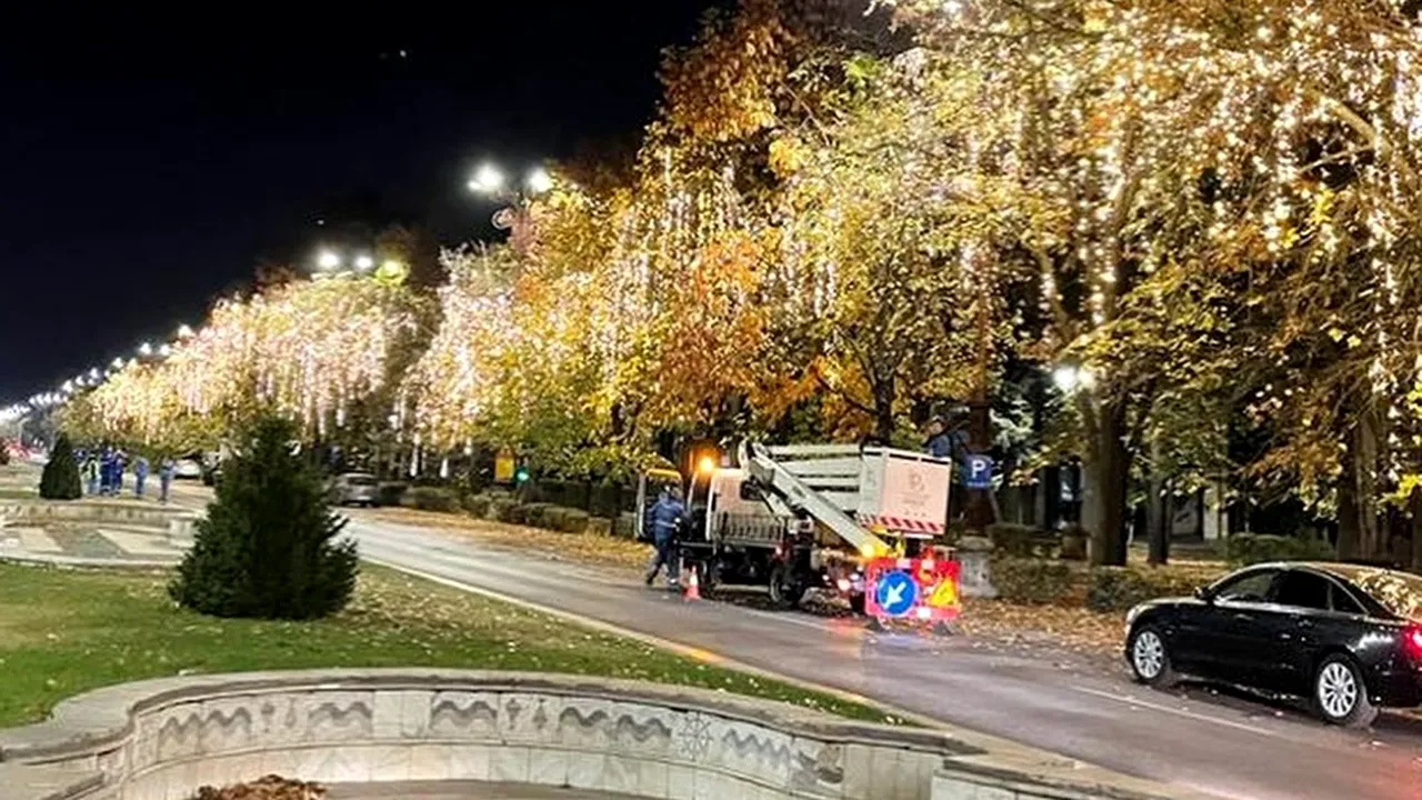 Primăria Capitalei a început instalarea decoraţiunilor pentru iluminatul festiv de iarnă