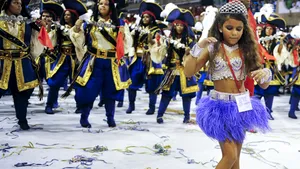 Fetiţa aleasă regina unei şcoli de samba, la carnavalul de la Rio, a plâns în timpul paradei