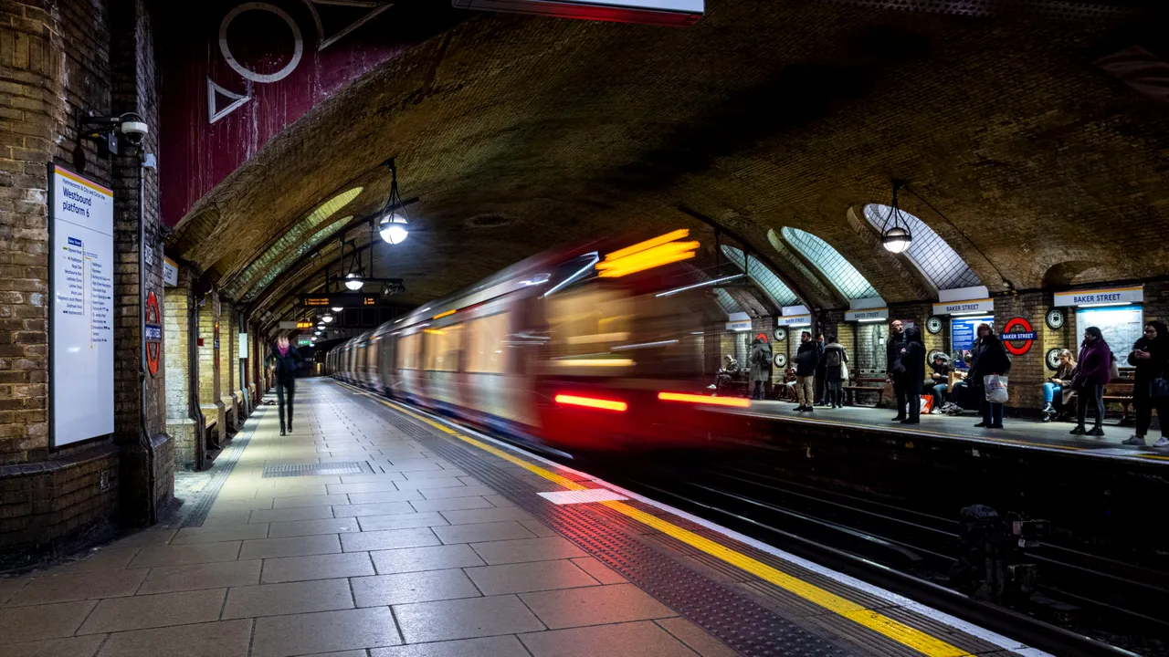 Măsuri dure în Marea Britanie. 40 de staţii de metrou închise la Londra din cauza noului coronavirus