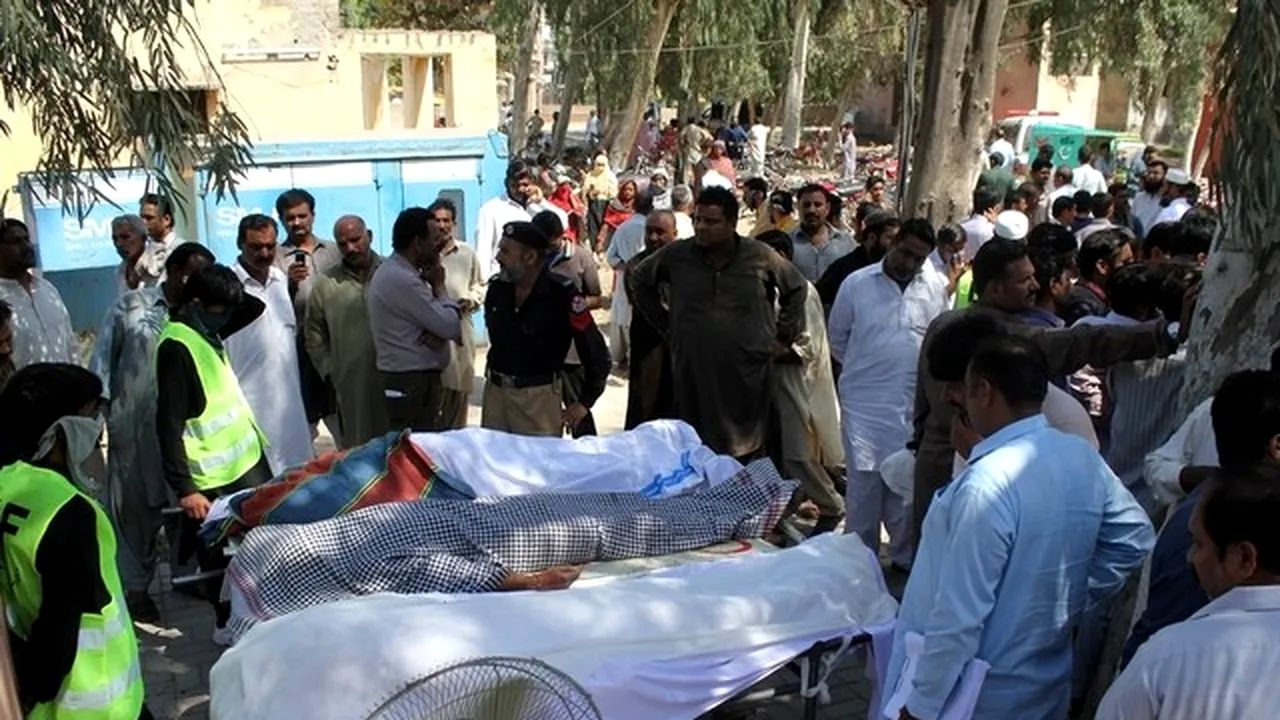 Douăzeci de persoane, ASASINATE într-un sanctuar pentru sufişti din Pakistan, probabil de gardian