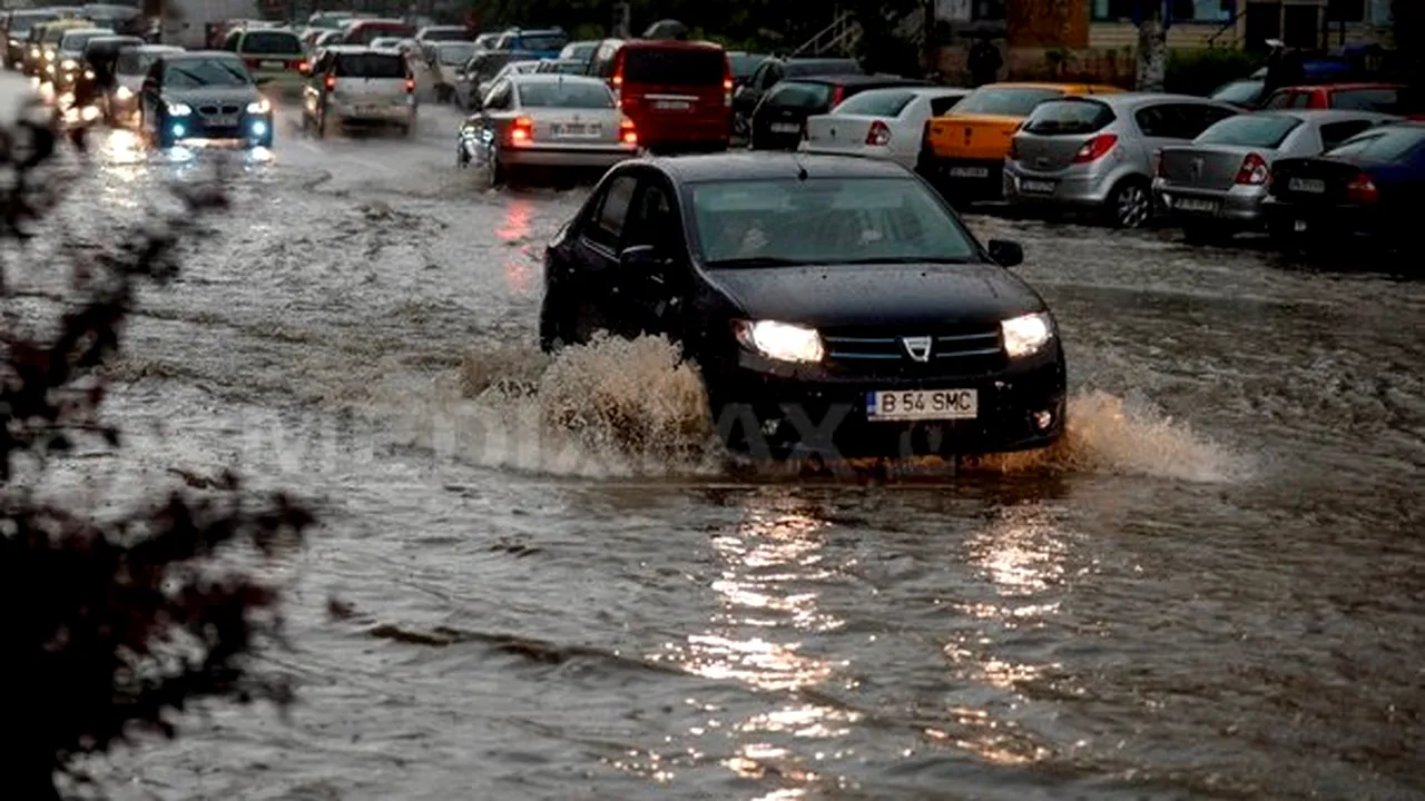 Străzi şi pasaje inundate, copaci căzuţi, strat de grindină, în urma precipitaţiilor din Capitală - FOTO