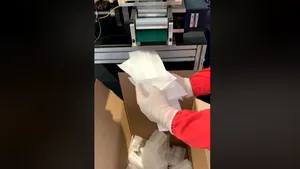 VIDEO A început producţia primelor măşti în România. Vor fi produse aproximativ 4 milioane de măşti pe lună 