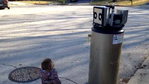 VIDEO Întâlnirea ÎNCÂNTĂTOARE dintre o fetiţă şi un „robot“ 