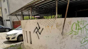 Zvastica şi mesaje de extremă dreapta desenate pe pereţii mai multor blocuri din Cluj. Poliţia a deschis dosar penal