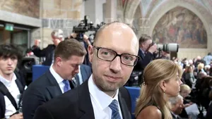 Arseni Iaţeniuk rămâne în funcţia de premier după votul Parlamentului ucrainean
