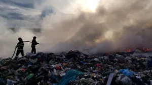 Botoşani: Incendiu cu degajări mari de fum la un depozit ecologic de deşeuri