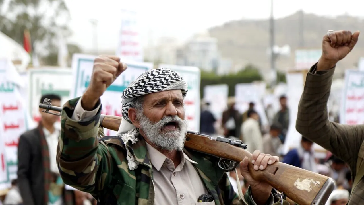 Rebelii Houthi au revendicat atacul asupra navei comerciale care se scufundă în Marea Roșie