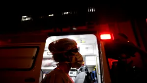 Ambulanţe pline cu pacienţi aşteaptă în curţile spitalelor din Iaşi. „Nu mai avem niciun loc”
