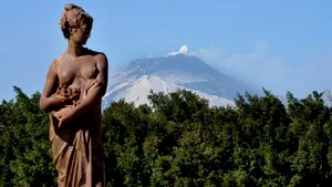 În Sicilia se produce un vin născut din lava vulcanului Etna. Cum au creat tinerii antreprenori locali un concept nou 