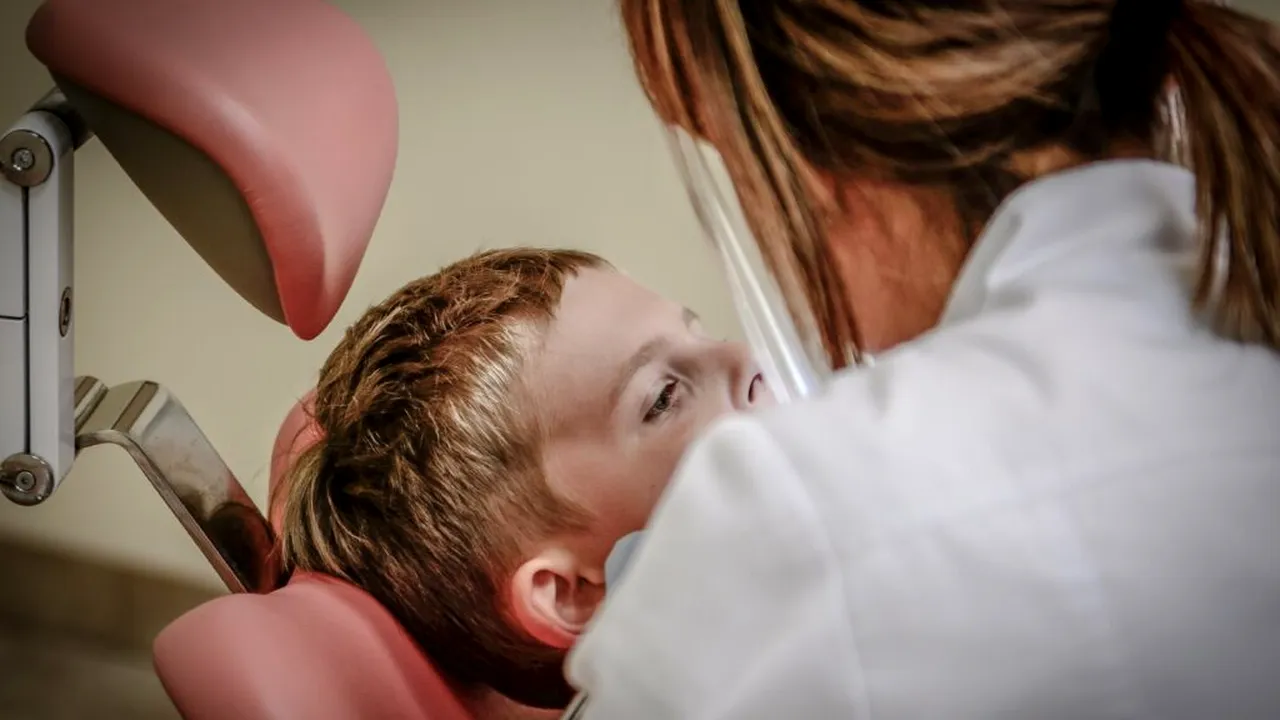 O afecțiune dentară puțin cunoscută afectează milioane de copii. Este foarte răspândită în Europa