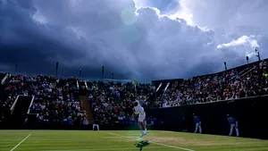 Medvedev învinge ploaia şi pe Struff pentru a ajunge în turul patru la Wimbledon