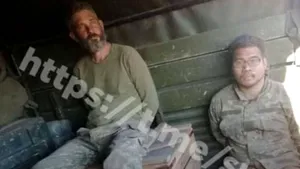 Prima fotografie a celor doi americani capturaţi: sunt cu mâinile legate

