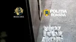 Opt kilograme de droguri de mare risc, descoperite de polițiști în urma unor percheziții. Patru persoane, reținute