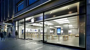 Un magazin Apple din Zurich a fost evacuat după ce o baterie de telefon s-a supraîncălzit şi a rănit un angajat