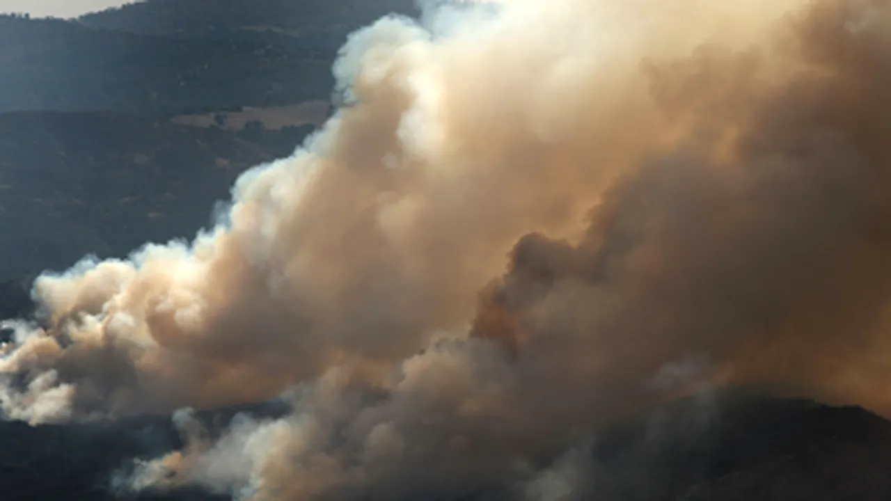 Peste 100 de proprietăţi de lux, distruse de incendiul din California