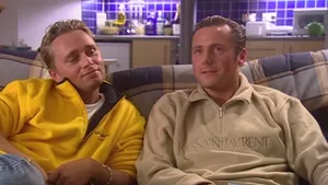 Primii taţi gay din Marea Britanie se despart după ce unul dintre ei s-a îndrăgostit de iubitul fiicei. Reacţia tinerei 