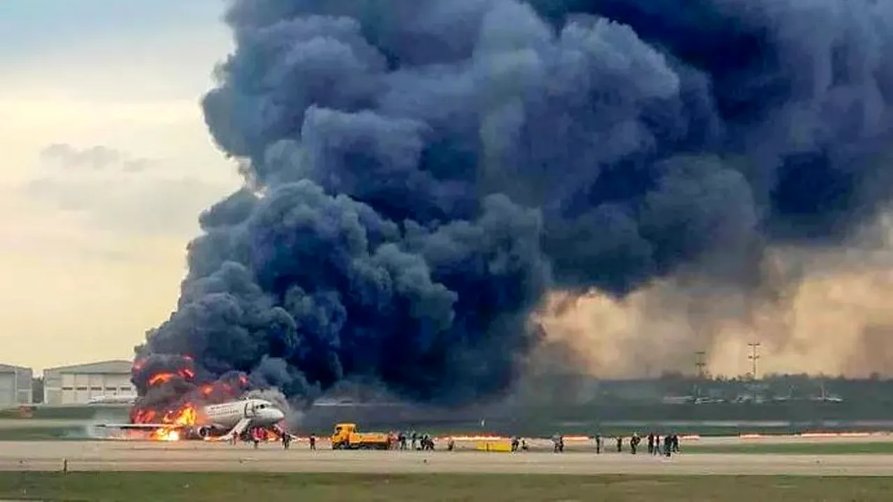Una din cutiile negre ale avionului care a aterizat forţat la Moscova a fost grav avariată în urma incendiului de la bord