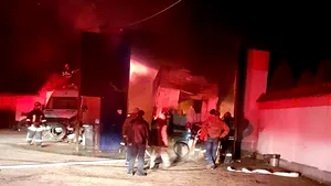 Incendiu în Bistriţa-Năsăud. Un camion a luat foc într-o hală. FOTO