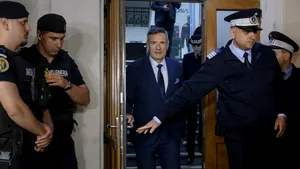 Răspuns cu întârziere al SRI: Lui Coldea i s-a eliberat un nou aviz de securitate din partea SRI, pentru că era angajat civil (profesor) la Academia SRI. SRI refuză să spună când i-a reînnoit avizul lui Coldea, dar reiterează că acesta nu va mai preda la Academie