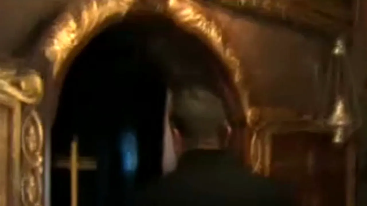 Preot alergat prin biserică de enoriaşi: de frică, s-a ascuns în altar - VIDEO