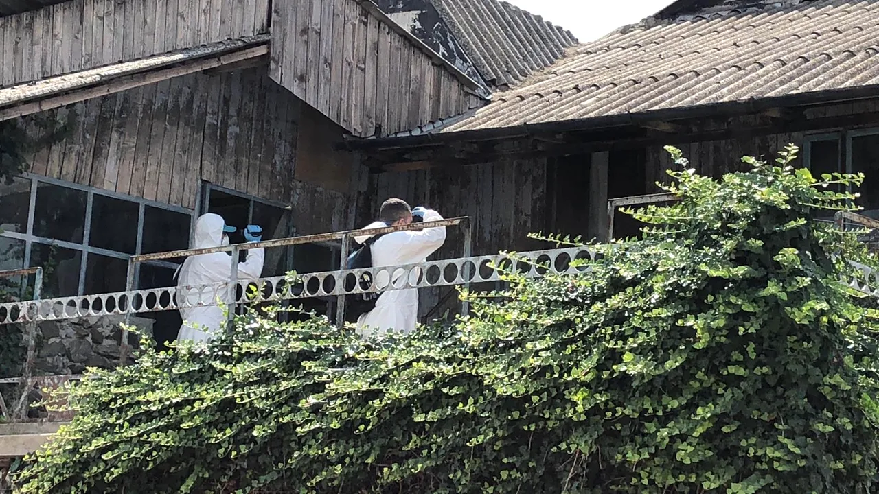 VIDEO A treia zi de verificări extinse la casa lui Gheorghe Dincă. Anchetatorii au ridicat noi probe/ Procurorii încă fac cercetări în zona Dunării, unde nu este nevoie de prezenţa suspectului/ Primele analize arată că hainele ridicate de pe câmp nu sunt ale Luizei