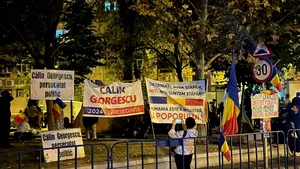 A zecea noapte de proteste pentru Călin Georgescu | Aproximativ 150 de susținători s-au adunat la Arestul Central