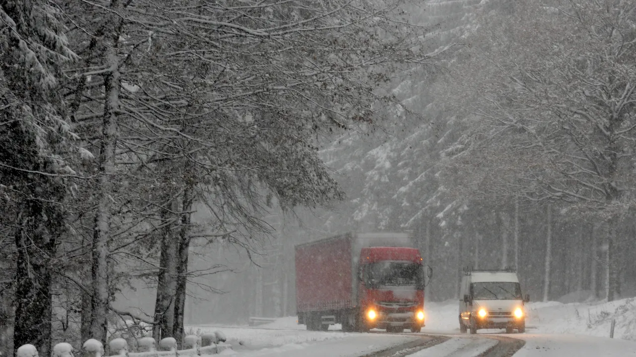 Camioanele au parte de restricţii pe Valea Oltului. Când expiră interdicţia