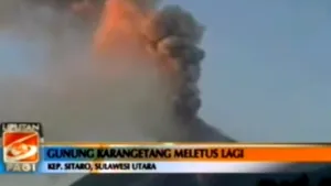 Sute de persoane evacuate după intrarea în erupţie a unui vulcan în Indonezia