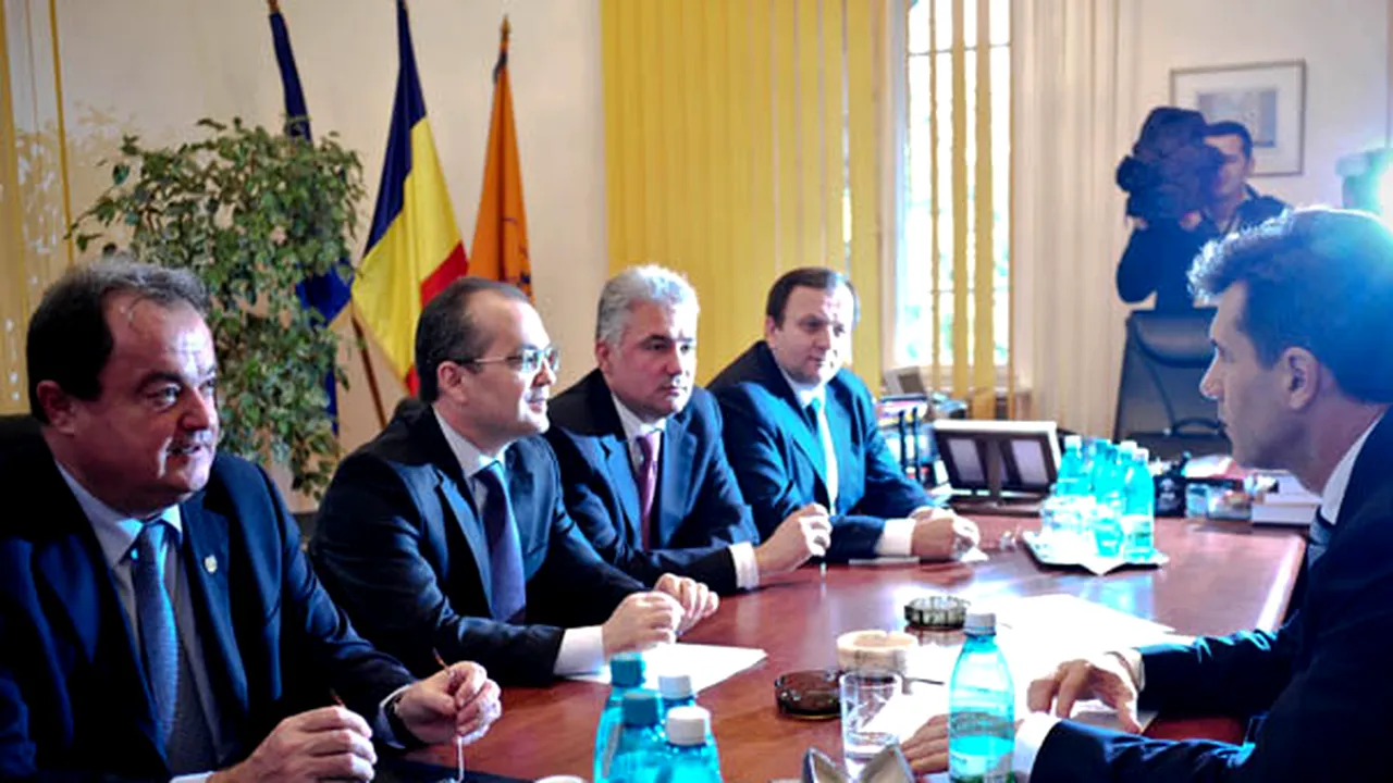 Aproape toţi miniştrii PDL s-au adunat la Guvern, unde se află Boc şi Croitoru