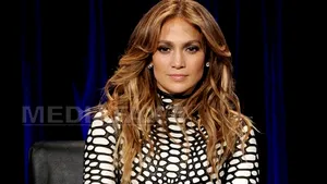 Jennifer Lopez a probat cizmele cântăreţei Rihanna, în noul său videoclip, 