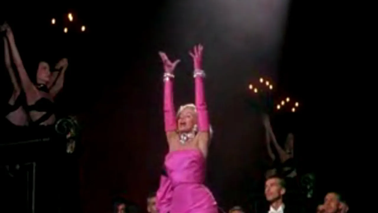 O rochie celebră purtată de Marilyn Monroe într-un film, scoasă la licitaţie - VIDEO