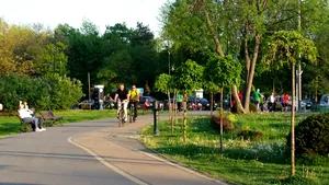 Iohannis, plimbare prin Bucureşti cu bicicleta: Traficul este infernal indiferent de anotimp 
