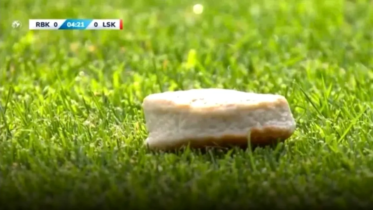 Protest inedit la un meci de fotbal din Norvegia: fanii au aruncat prăjituri din peşte pe teren